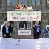 Les Aînées pour le climat ont dévoilé une pierre de 2,5 kilos à l'occasion du premier anniversaire de la condamnation de la Suisse pour inaction climatique par la Cour européenne des droits de l'Homme. KEYSTONE/PETER SCHNEIDER